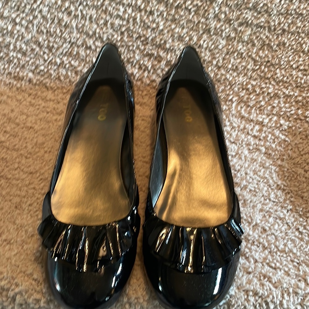 Women’s size 14M black patent leather flats